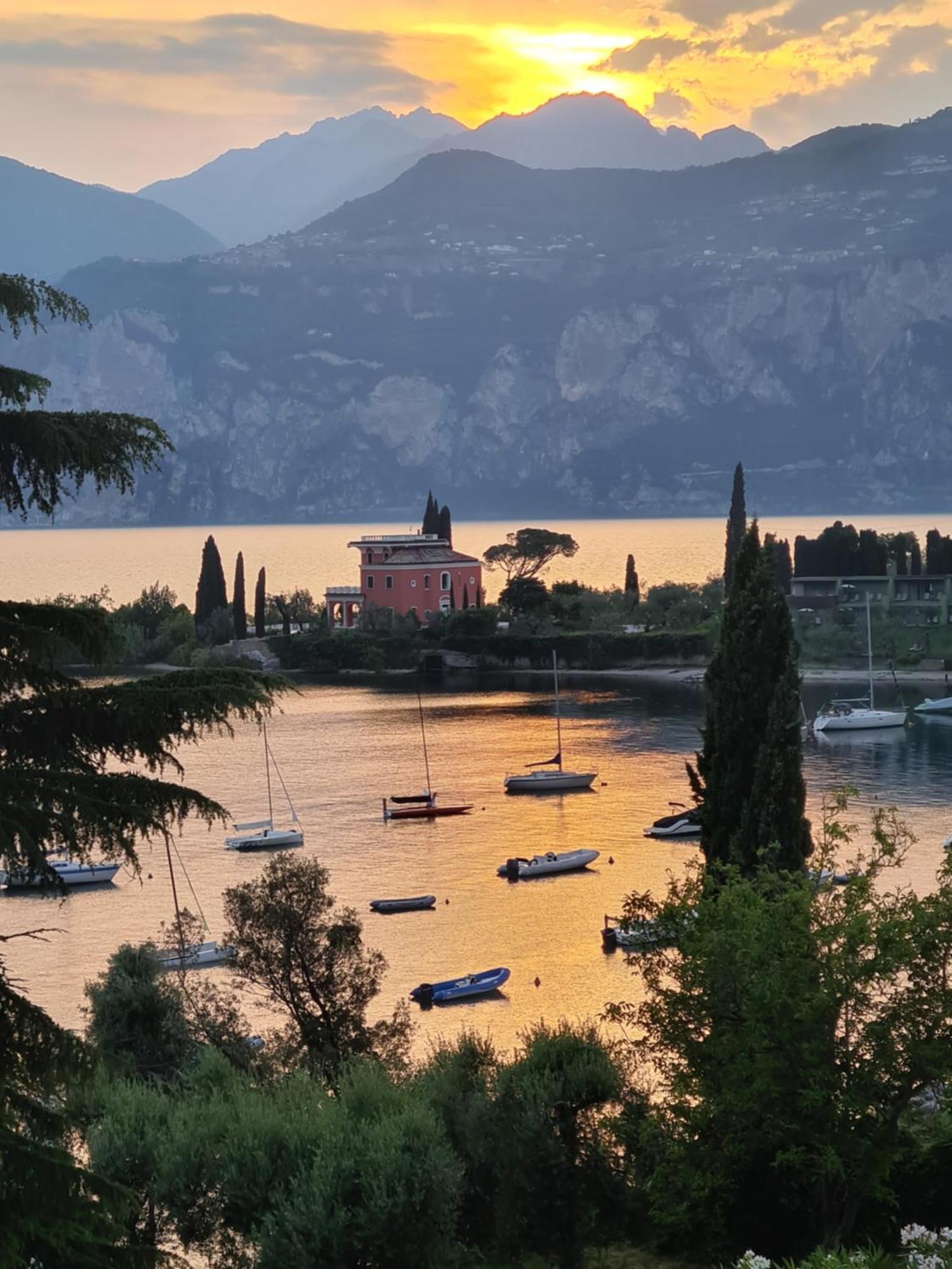 Hotel Villa Orizzonte Мальчезине Экстерьер фото