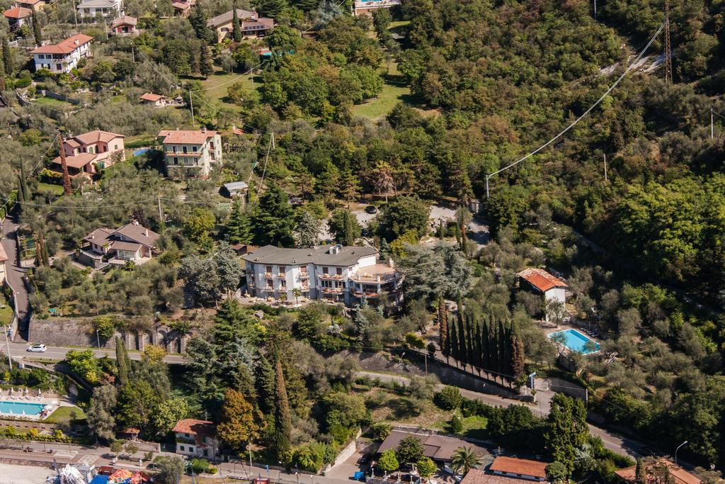 Hotel Villa Orizzonte Мальчезине Экстерьер фото