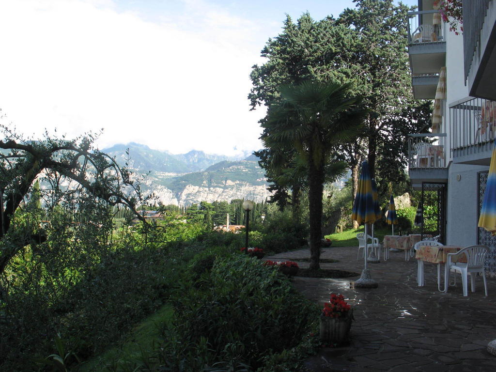 Hotel Villa Orizzonte Мальчезине Экстерьер фото