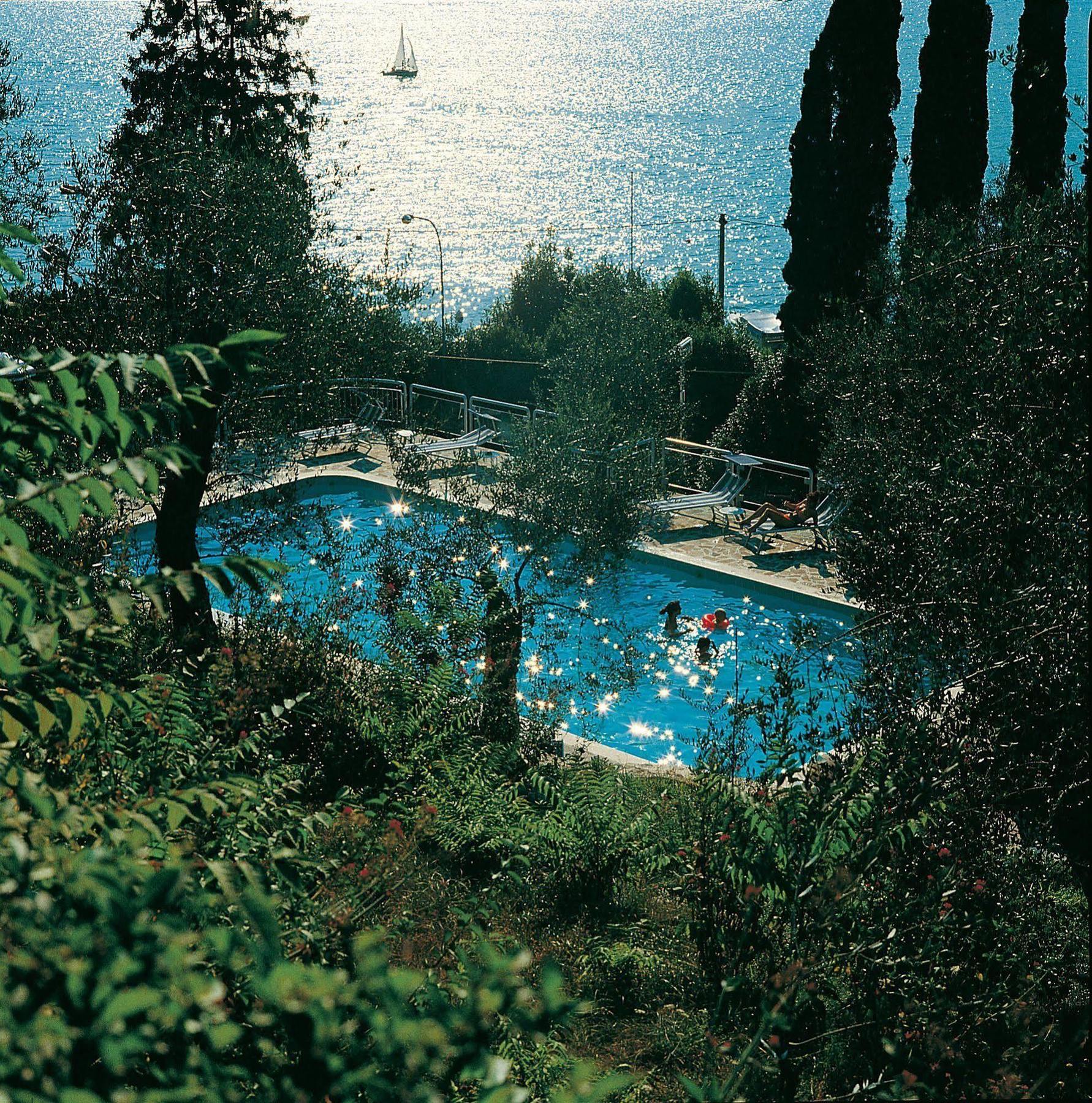 Hotel Villa Orizzonte Мальчезине Экстерьер фото