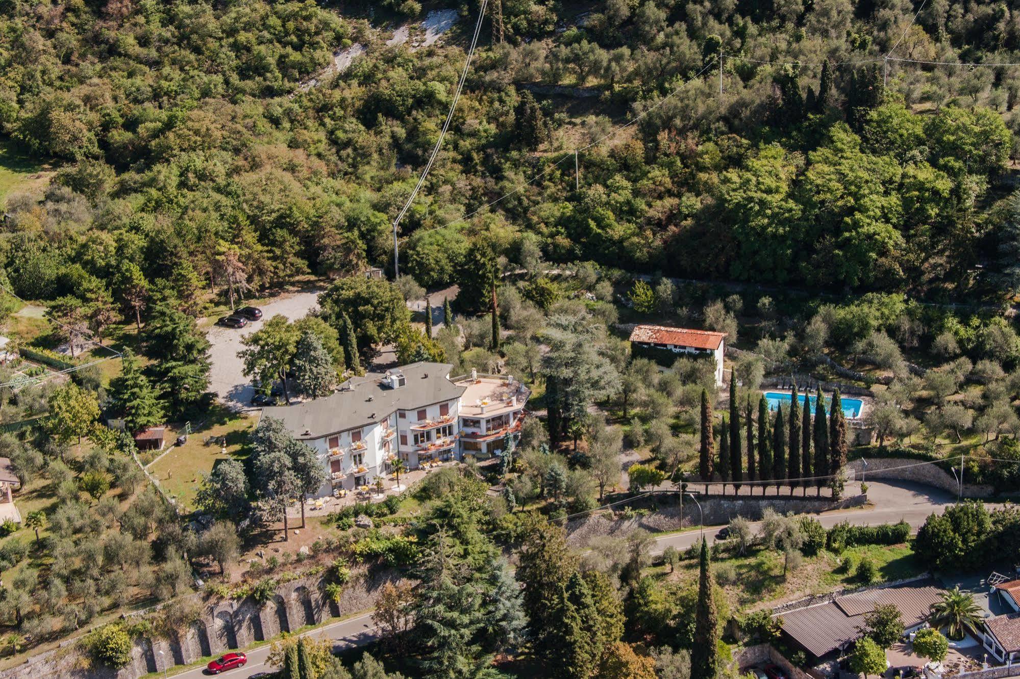 Hotel Villa Orizzonte Мальчезине Экстерьер фото