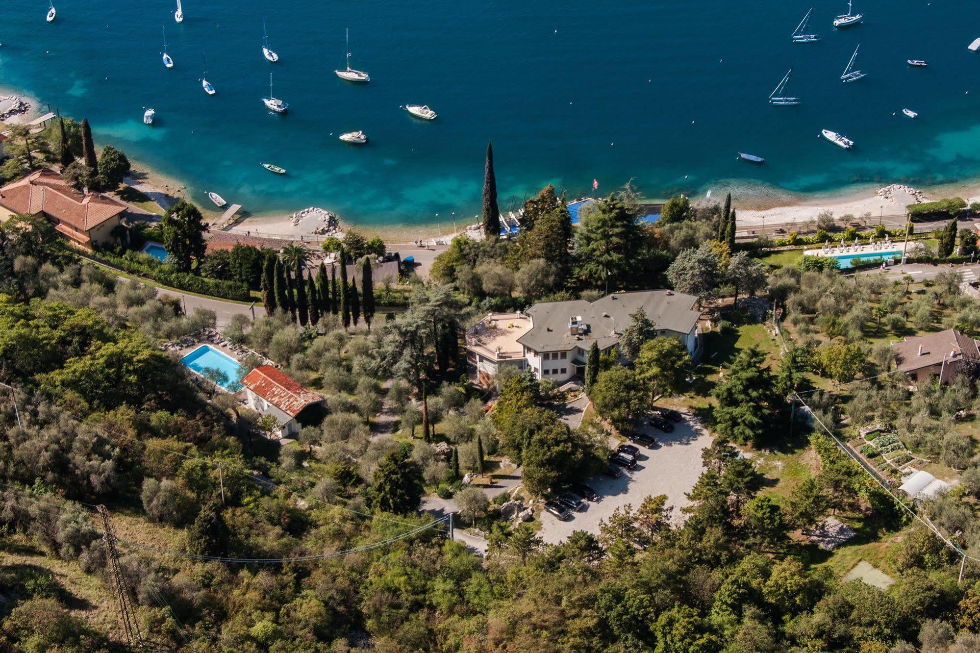 Hotel Villa Orizzonte Мальчезине Экстерьер фото