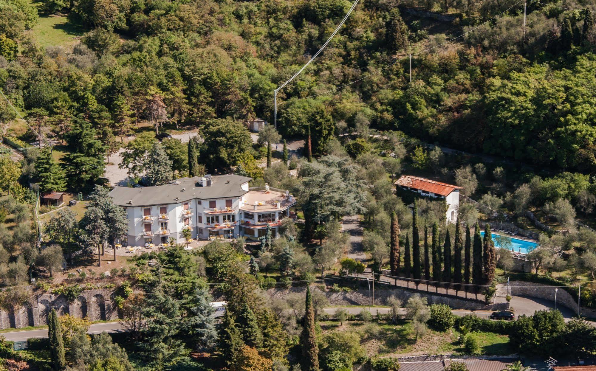 Hotel Villa Orizzonte Мальчезине Экстерьер фото